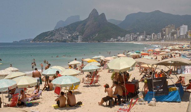 O Rio de Janeiro tem nesta sexta-feira 16 mais um dia de sol forte e temperatura elevada, com tempo abafado e termômetros podendo passar dos 40 graus Celsius; de acordo com o Inmet, os termômetros podem atingir 41ºC; para o fim de semana, a temperatura pode sofrer quedas bruscas de temperatura, ficando entre 10ºC e 12ºC