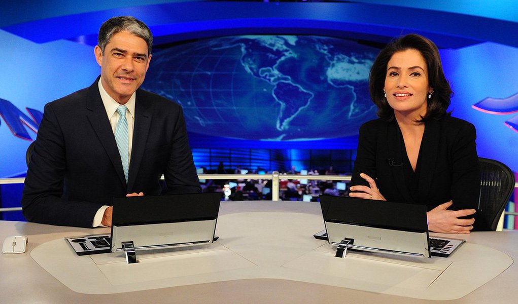 Principal telejornal da TV Globo, comandado por William Bonner, perdeu 28% de seus telespectadores entre 2012 e 2015; participação do programa no universo dos televisores ligados caiu de 53,7% em 2012 para 38,9% no ano passado, nas 15 principais regiões metropolitanas do Brasil; O "JN" está perdendo público para seus concorrentes diretos: desde 2012, o share do "Jornal da Record" cresceu 91%, enquanto o telejornal do SBT também cresceu 3%; já o "Jornal da Band" percentualmente cresceu 49%; sem falar na participação da TV Paga, que saiu de 13,3% para 20,5% em 2015 no horário do JN