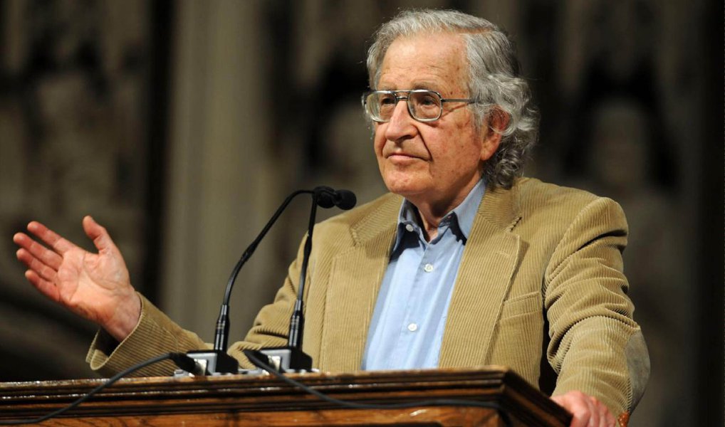 Intelectual americano Noam Chomsky analisa as principais tendências do cenário internacional, critica a escalada militarista, atribuindo à Guerra do Iraque como o "pior crime do século" pelos Estados Unidos; Chomsky alerta para uma catástrofe oriunda das mudanças climáticas; "O aquecimento global é o pior problema que a espécie humana jamais enfrentou, e estamos a dirigir-nos para um desastre completo"; "Os republicanos querem aumentar o uso de combustíveis fósseis. Não estamos perante um problema de centenas de anos, mas de uma ou duas gerações"