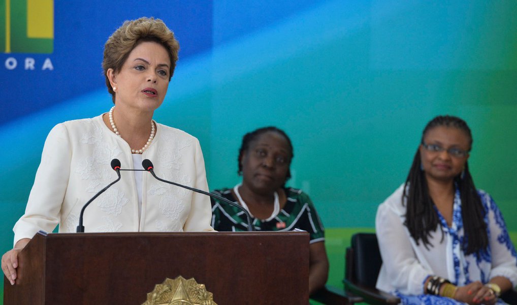 Em sua conta no Twitter, a presidente Dilma Rousseff destacou nesta sexta-feira, 20, a importância do Dia da Consciência Negra; "É importante ter consciência sobre nossa rica diversidade e avançar contra racismo. É necessário esforço e determinação. O lugar do negro é onde ele deseja estar", disse; para Dilma, a Lei de Cotas, sancionada em 2012, o Programa Universidade para Todos (ProUni), e Fundo de Financiamento Estudantil (Fies) deixam as universidades "com a cor do Brasil"