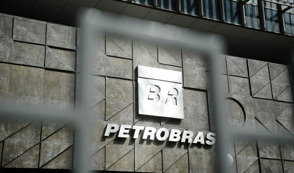 A Petrobras apresentou nesta quinta (12) o balanço do 3º trimestre de 2015. A companhia teve prejuízo de R$ 3,759 bilhões, enquanto o lucro líquido foi de R$ 2,1 bilhões nos nove meses de 2015; o lucro operacional teve aumento de 149% em relação aos nove meses de 2014, somando R$ R$ 28,6 bilhões; o resultado reflete maiores margens de venda dos derivados no mercado interno, maior produção e exportação de petróleo e menos gastos com importações e participações governamentais