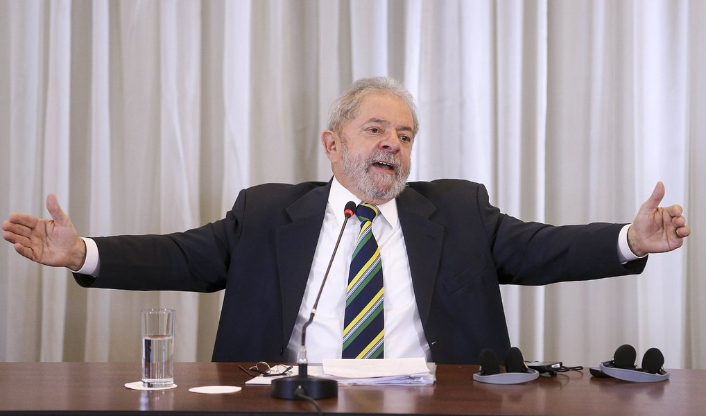 Em entrevista coletiva a jornalistas de veículos estrangeiros, nesta segunda-feira 28, o ex-presidente Lula reforçou que "impeachment sem base legal, sem crime de responsabilidade, é golpe" e que "é muito importante não brincar com a democracia"; sobre a Lava Jato, afirmou que a divulgação de conversas suas, com autorização do juiz Sérgio Moro, foi "deprimente", "pobre" e de "má fé", e criticou o que chamou de "Big Brother" nos métodos investigativos da operação; para o ex-presidente, "Moro é inteligente e competente, mas foi picado pela mosca azul"; quanto ao PMDB, Lula avalia que é possível a presidente Dilma governar com apoio de parte da legenda, mas sem concordância do comando da sigla