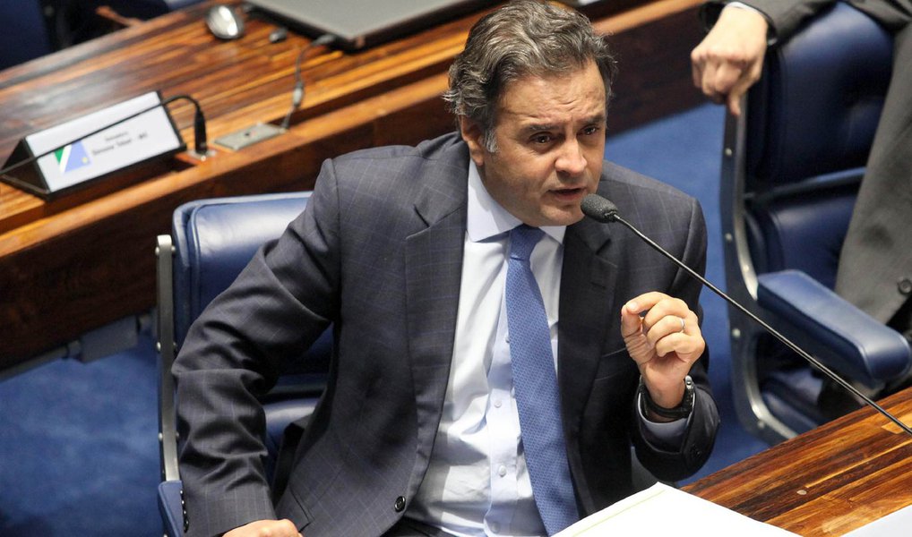 Atordoado com o fim do golpe paraguaio, o senador Aécio Neves, presidente nacional do PSDB, voltou a criticar o fim do financiamento privado das campanhas; "Este é um tema que ainda terá espaço de debate, porque a fonte da corrupção não é o financiamento privado, é o caráter daquele que recebe e daquele que fornece", argumentou; em reunião no Senado nesta terça (13), o tucano comparou o governo Dilma Rousseff aos governos da Ditadura e disse que "ele irá ser limpo com benzina porque é uma mancha"; ele afirmou que, após o resultado das eleições em outubro do ano passado, foi "o primeiro brasileiro a assumir a derrota", mas defendeu o papel da oposição de tentar o impeachment, após o parecer do TCU que rejeitou as contas do governo de 2014
