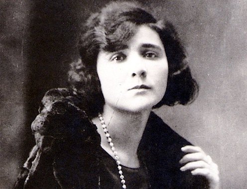 O mundo aí fora tá cheio de lama e é preciso falar sobre isso. É preciso falar sobre os tiros em Paris e também na favela. É preciso falar sobre a escola que vai ser fechada, sobre o veneno que está na mesa e sobre a luta que a mulher pobre trava no cotidiano