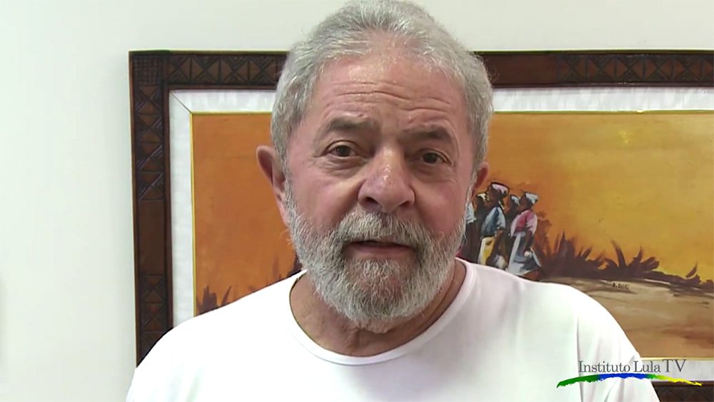 Em vídeo publicado nesta quarta-feira 10, em que o PT completa 36 anos de vida, o ex-presidente Luiz Inácio Lula da Silva afirma que o partido cometeu erros, sem especificá-los; "É certo que cometemos erros e quem comete erros paga pelos erros que cometeu", diz; Lula, no entanto, pediu uma "reflexão" sobre a importância histórica da legenda e sobre o que ela "já fez para o Brasil"; segundo ele, é o partido "mais importante da política brasileira" e o que mais "fez política social na história" do País; por isso, "vive enfrentando os adversários conservadores que não aceitam o jeito petista de governar"