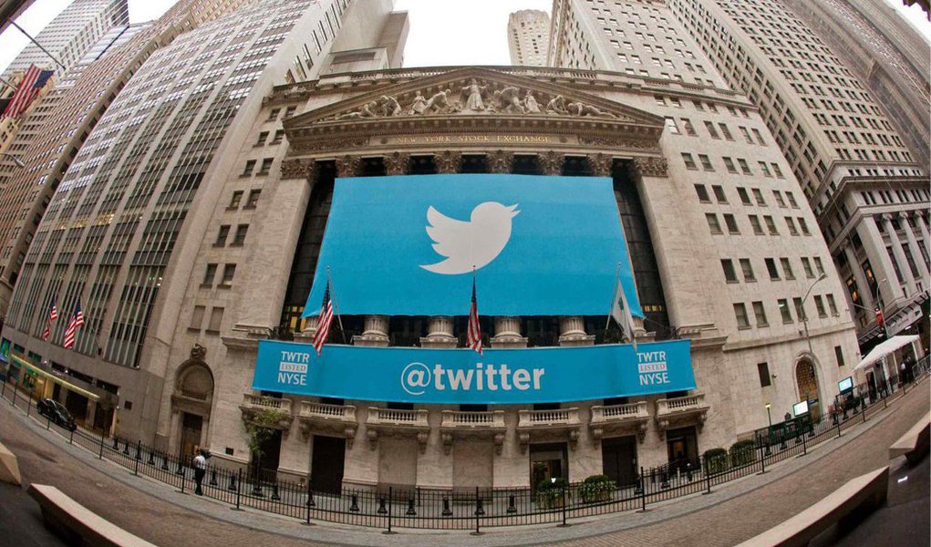 As ações da empresa caíram mais de 50% desde que Dorsey, um dos fundadores, voltou ao Twitter em julho; a companhia também disse que não viu crescimento na média mensal de usuários ativos no quarto trimestre