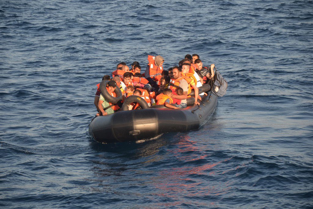 Vinte e dois imigrantes morreram afogados quando o barco em que cruzavam o Mar Egeu naufragou na costa da Turquia na região de Edremit, da província de Balikesir, nesta segunda-feira, enquanto tentavam chegar a uma ilha da Grécia