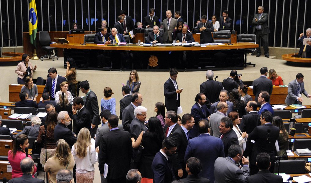 O PMDB, maior partido da base governista, tem mais deputados e senadores que se declaram a favor do impeachment da presidente Dilma Rousseff do que contra, segundo pesquisa do Datafolha divulgada nesta sexta (3); entre os deputados da legenda, 28% afirmaram que votariam a favor da abertura do processo de impeachment, caso o assunto chegasse ao plenário da Câmara, enquanto 16% votariam contra; no entanto, a maioria dos deputados peemedebistas, 56%, não se posicionou sobre o assunto