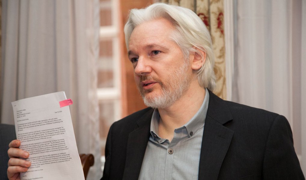 Fundador do WikiLeaks pediu à Grã-Bretanha e à Suécia que permitam que ele deixe a embaixada do Equador em Londres em liberdade depois que um comitê da Organização das Nações Unidas decretou que ele foi detido arbitrariamente e que deveria ser indenizado; "Agora é tarefa da Suécia e da Grã-Bretanha implementarem o veredicto", disse Julian Assange, da janela da embaixada; a Inglaterra disse que irá contestar a decisão da ONU e que Assange será preso se deixar o local
