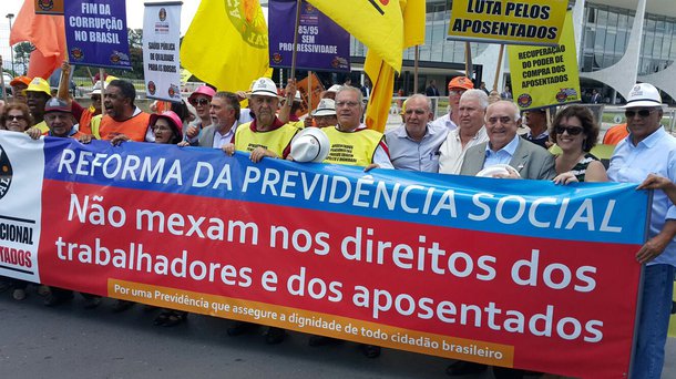 Mais cedo ou mais tarde vamos testemunhar uma grave convulsão social em nosso país, pois em nenhum lugar do mundo um pacote de maldades dessa magnitude foi imposto à sociedade sem provocar revolta popular