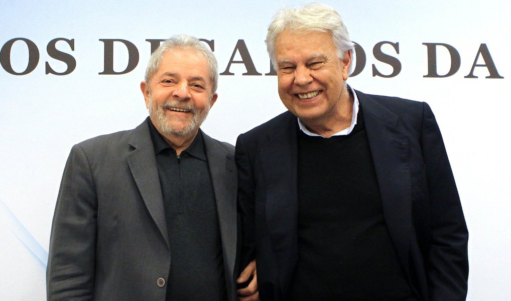 Ex-presidente do Governo da Espanha (1982-1996), Felipe González manifestou nesta quinta (10) seu apoio e reafirmou sua amizade com o ex-presidente Lula; “Fiquei chocado pela forma como se deu a condução coercitiva e o depoimento de Lula. Não acredito que ele tenha se negado a depor antes, de modo que me pareceu desnecessário o uso da coerção”, disse; o socialista alertou sobre o que ele chama de "Governo dos juízes"; ou seja, quando a aplicação da lei pelo Judiciário busca influenciar a política e substituir o Executivo e o Legislativo