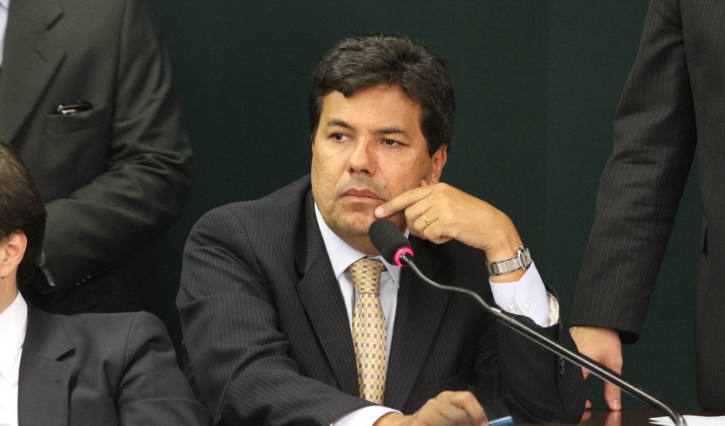Para o líder do partido na Câmara, deputado Mendonça Filho (PE), a definição do orçamento com déficit de R$ 30,5 bilhões para 2016 é a "consagração de um quadro de desastre econômico" e da "irresponsabilidade fiscal" do governo da presidente Dilma Rousseff
