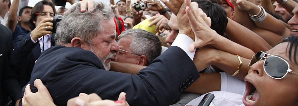 Há um mês, em entrevista a uma rádio de Minas Gerais, ex-presidente Lula sinalizou interesse por 2018: "Se for necessário, eu vou para a disputa"; alvo constante da mídia e da oposição, aliados avaliam que ele ‘tem o ônus de ser candidato –está sempre na mira–, mas não tem o bônus, que seria viajar o país "vendendo esperança"’ - o que reforçaria a hipótese de Lula se colocar mais claramente como pré-candidato à Presidência da República