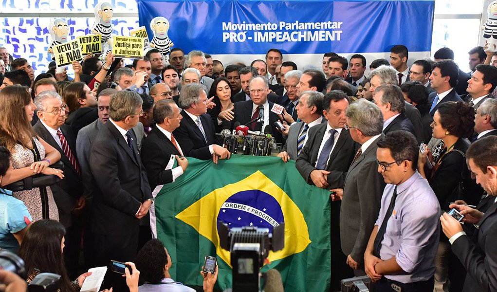 Prisão do publicitário João Santana animou a oposição no movimento pelo afastamento da presidente Dilma Rousseff; líderes do bloco e a chamada ala dos insatisfeitos do PMDB reúnem-se nesta terça-feira 23 para discutir a criação de um "comitê do impeachment", que também conta com o apoio de movimentos de rua, como o Movimento Brasil Livre (MBL)