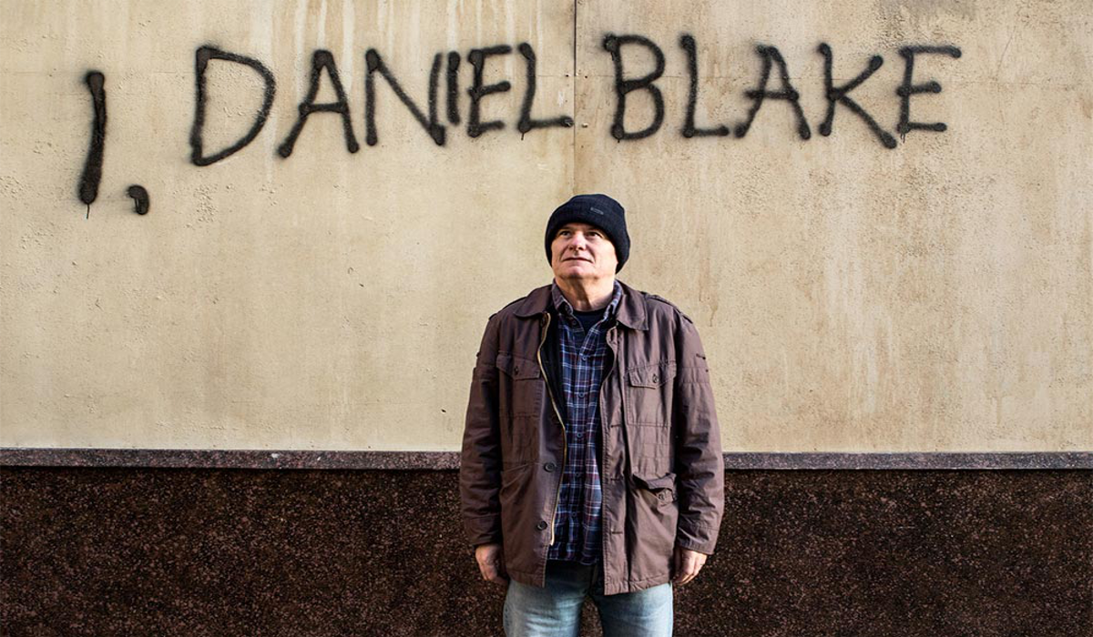 Inspirado em fatos reais, 'Eu, Daniel Blake' retrata as aberrações do sistema de ajuda social da Inglaterra e escancara desigualdade, burocracia e a falta de empatia dos agentes do Estado