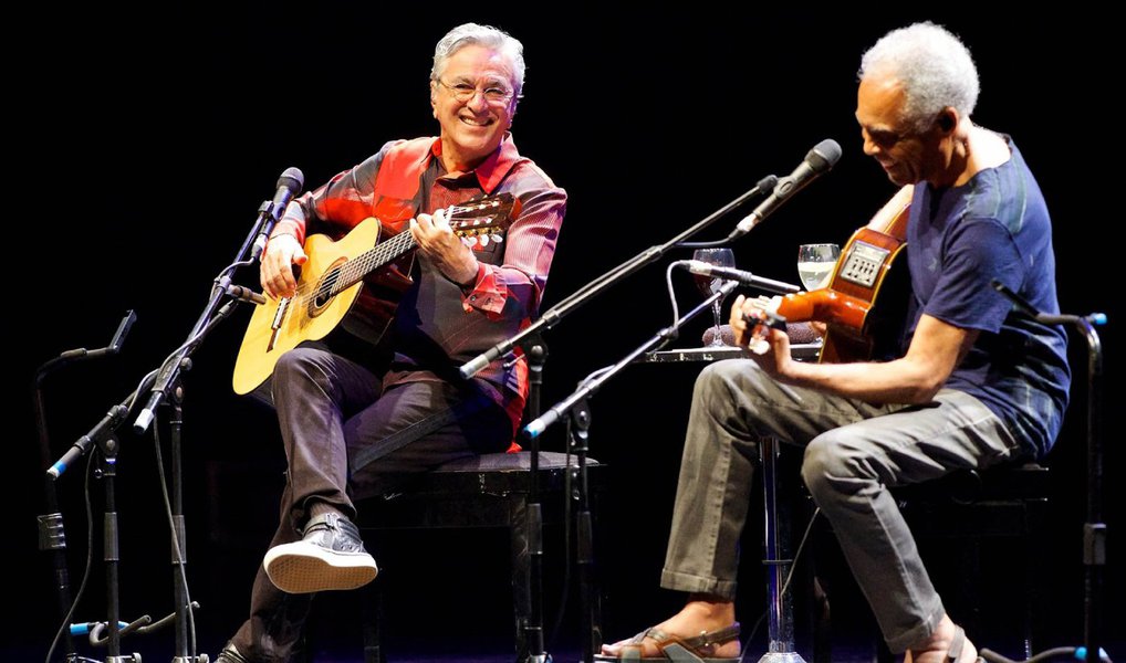 A apresentação dos músicos Caetano Veloso e Gilberto Gil, ontem em Salvador, reuniu 50 mil pessoas e foi marcada pelos gritos de "Não vai ter golpe" e "Odeio você, Cunha"; assista