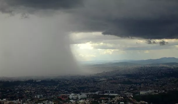 Moradores registram 'chuva preta' no Rio Grande do Sul