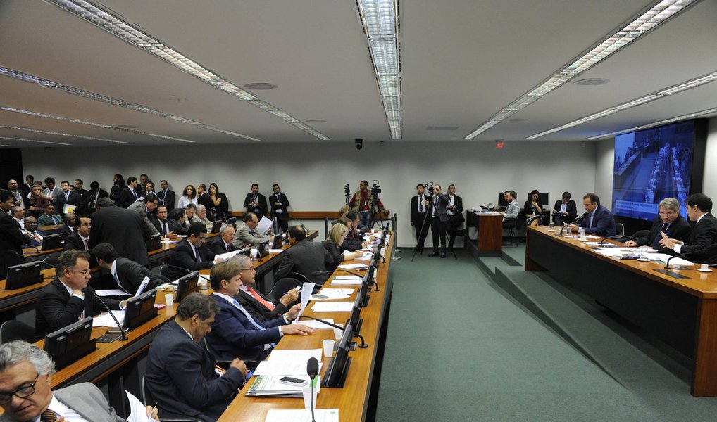 Parlamentares da oposição apresentaram nesta sexta (12), na Comissão Mista de Orçamento do Congresso, um voto em separado pela rejeição das contas de 2014 de Dilma Rousseff; ato é um contraponto ao parecer do relator, senador Acir Gurgacz (PDT-RO), que em dezembro apresentou um relatório prévio pela aprovação das contas, contrariando a recomendação do TCU