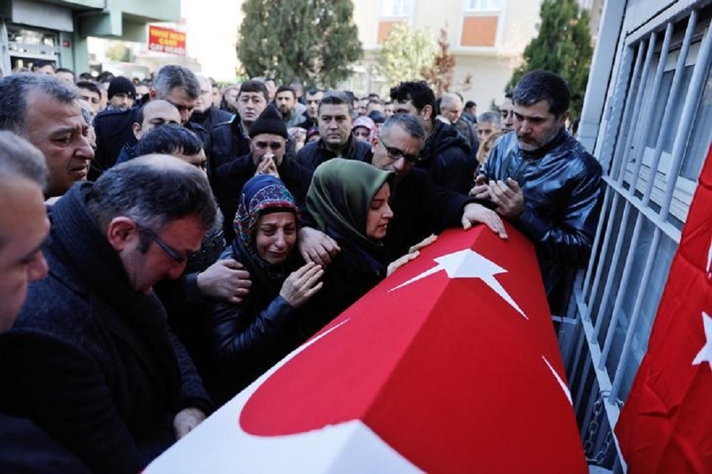 Familiares de vítima do ataque na boate Reina, em Istambul, durante o funeral. 02/01/2017. REUTERS/Umit Bektas