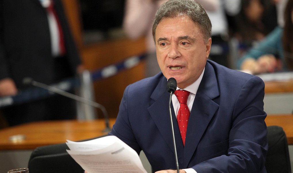 O senador Alvaro Dias confirmou a troca do PSDB pelo PV, porém ele deverá aguardar a janela do ano que vem que permitirá a mudança partidária sem perder o mandato eletivo; "Cansei de ser coadjuvante no PSDB", disse