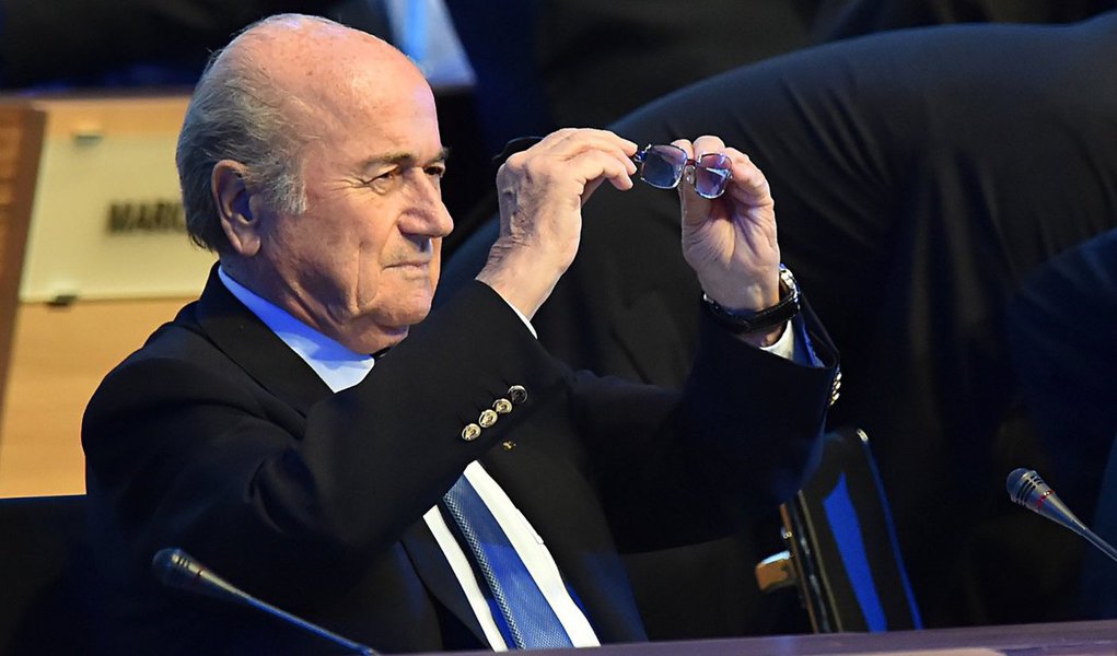 O presidente da Fifa, Joseph Blatter, recorreu da sua suspensão pelo Comitê de Ética da entidade; dirigente questiona o tratamento brusco e injusto que teria sido dado a ele, além pedir uma audiência para discutir o caso na íntegra
