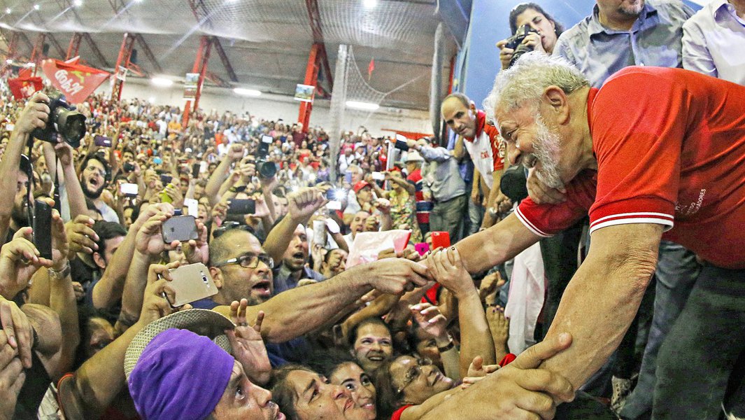"O futuro do Brasil depende do que aconteça com o ex-presidente Lula. Ou a direita o exclui da vida política, pela repressão física e jurídica e faz o que bem entende do país, de novo. Ou o Lula supera tudo isso e se elege de novo presidente do Brasil e retoma o caminho do melhor governo que o país já teve"; análise é do colunista do 247 Emir Sader, que classifica a investigação contra Lula como "golpe branco"; "O pretexto de combate à corrupção é uma farsa, dado que os tucanos são totalmente preservados. Trata-se de uma operação política contra o Lula", afirma; Sader faz um alerta às forças progressistas no ápice da caçada ao ex-presidente; "É a hora decisiva do Brasil. Seu futuro se decide agora. No destino do Lula se decide o futuro do país"
