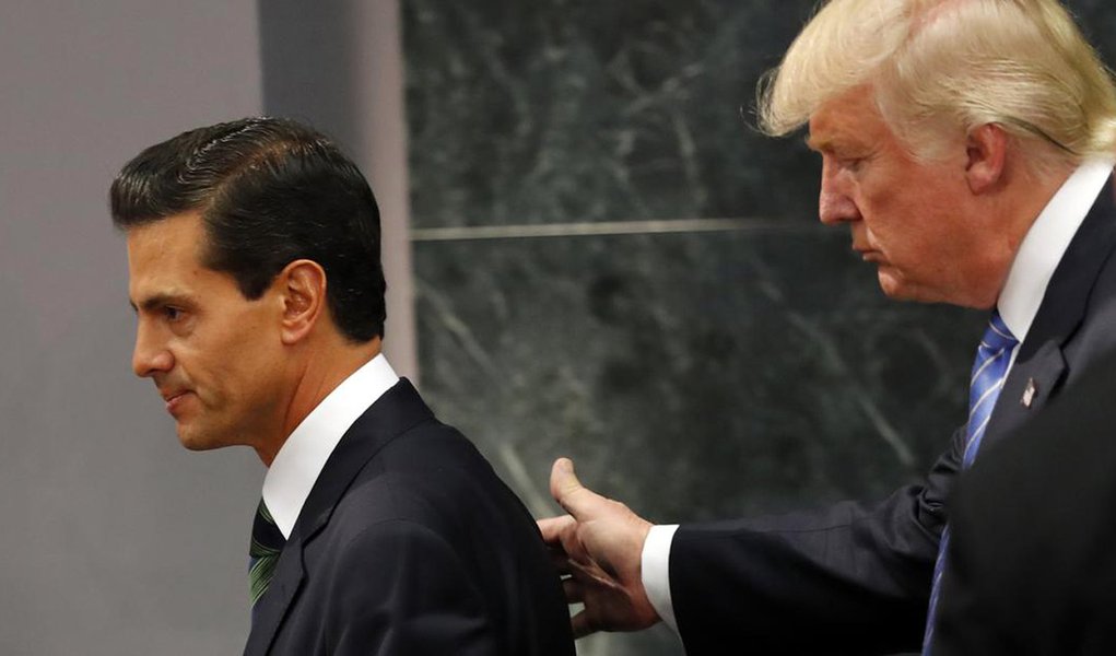 Presidente do México, Enrique Peña Nieto, reafirmou que seu país não pagará pelo muro que o norte-americano Donald Trump ordenou que seja construído na fronteira visando conter a imigração ilegal; Peña Nieto exigiu "respeito" dos Estados Unidos (EUA) com o México, "uma nação soberana"; "O México não acredita em muros, disse isso mais de uma vez. O México não pagará por nenhum muro", afirmou Peña Nieto; segundo analistas, o muro tem custo estimado em US$ 12 bilhões e Trump já ameaçou confiscar remessas de mexicanos que vivem nos EUA, caso o país vizinho se nege a pagar pela obra