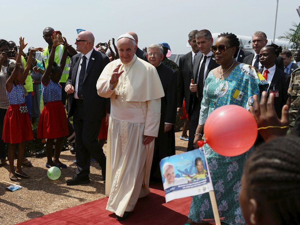 Protegido pelo esquema de segurança mais reforçado em suas viagens, o papa Francisco pediu neste domingo pela reconciliação da República Centro-Africana, um país afetado há anos pela violência entre muçulmanos e cristãos; "Trabalhem, rezem, façam tudo pela paz. Mas, lembrem-se, a paz sem amor, amizade e tolerância, não é nada", disse o pontífice; no momento em que seu avião pousou na capital Bangui, helicópteros de ataque patrulhavam os céus e forças de paz das Nações Unidas e do Exército francês esperavam do lado de fora do aeroporto