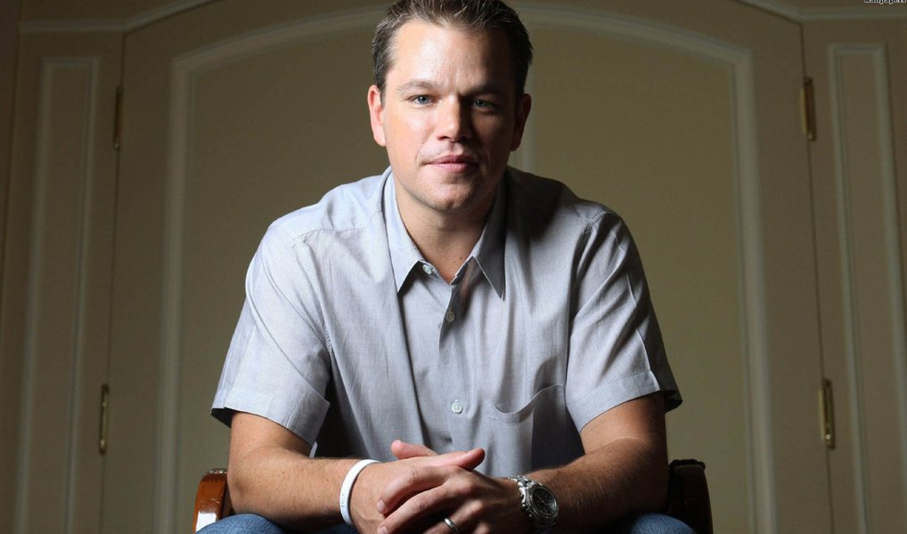 Jason Bourne (Matt Damon) está de volta; mais letal do que nunca, e desmemoriado como sempre; depois de um desvio no quarto filme da série – “O Legado Bourne”, o ator e o cineasta Paul Greengrass retomam a trilogia – “A Identidade Bourne”, dirigido por Doug Liman (nos outros creditado como produtor), de 2002, “A Supremacia Bourne”, de 2004, e “O Ultimato Bourne”, de 2007 – neste filme de ação divertido e facilmente esquecível, que poderia ser protagonizado por qualquer espião atormentado – embora seja inegável que o fato de ser o bom e velho Bourne adiciona alguma camada.