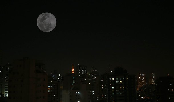Brasileiros podem ver eclipse lunar e superlua nesta noite
