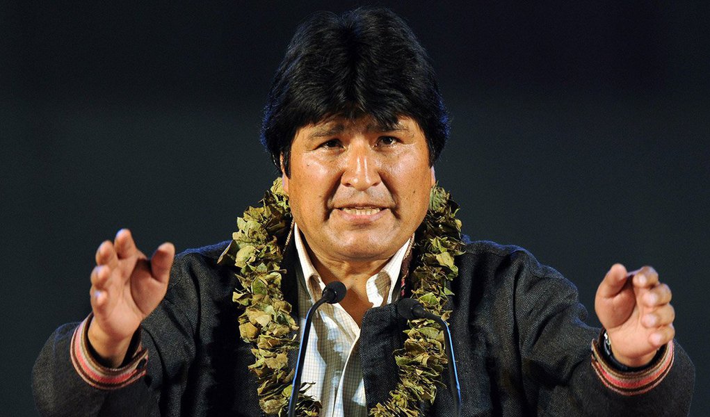 Apoio a iniciativa de uma reforma constitucional que permitiria o presidente da Bolívia, Evo Morales, disputar um terceiro mandato sofreu uma uma queda entre os que apoiam a iniciativa; agora, 40% dos 2.368 eleitores entrevistados disseram que rejeitarão a ideia, um aumento em relação aos 37% do mesmo levantamento feito no mês pelo instituto Equipos Mori