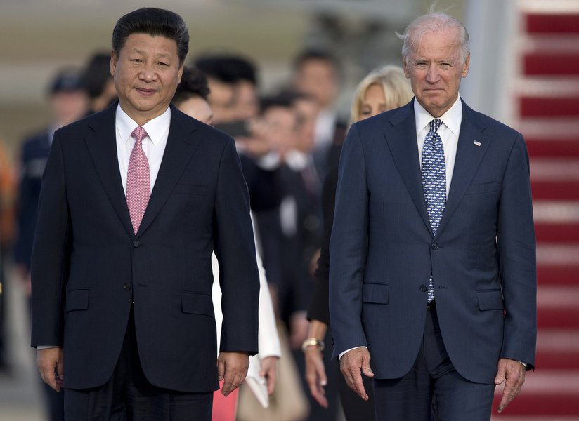 Presidente chinês encontrou-se com o vice-presidente americano Joe Biden, em Davos, poucos dias antes da posse de Donald Trump na presidência dos Estados Unidos; "Os interesses básicos dos povos de ambos os países e o mundo precisam que a China e os EUA trabalhem duro para formar um longo, estável e cooperativo relacionamento", disse Xi