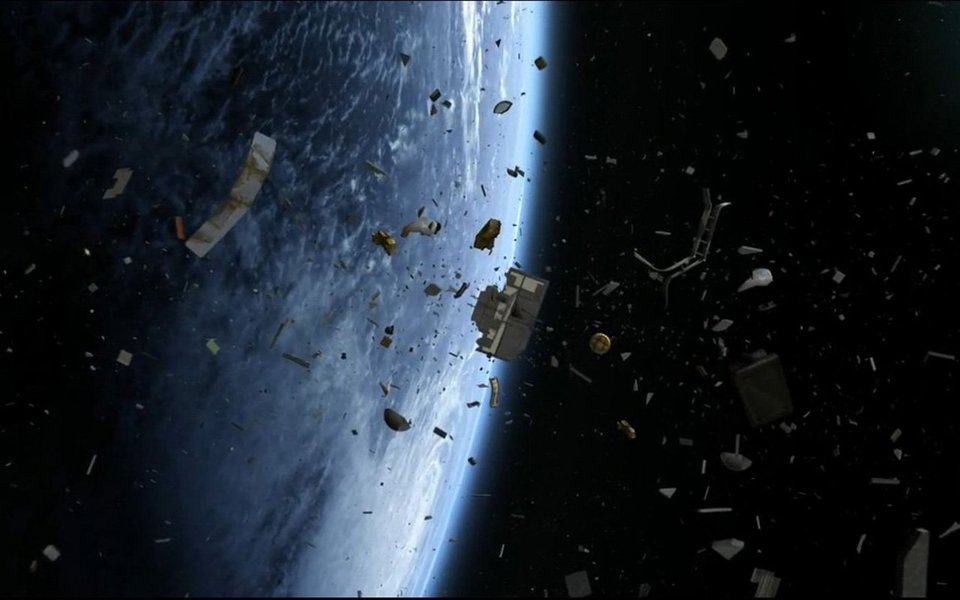Segundo a Agência Espacial Europeia, mais de 170 milhões de escombros de objetos lançados ao espaço giram em torno da Terra, uma quantidade que ameaça as comunicações e sistemas de navegação por satélite e torna inevitáveis missões futuras para remover o lixo espacial.
 