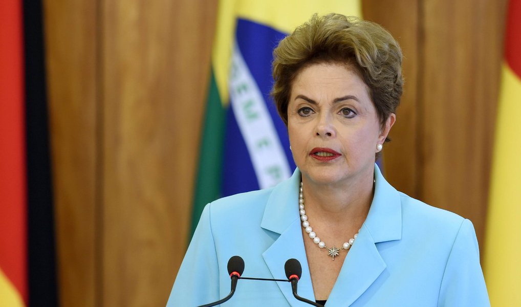 A presidente Dilma Rousseff sancionou nesta sexta (5) a Lei 13.256/2016, que faz alterações pontuais no texto original do novo Código de Processo Civil (CPC); o código foi sancionado no ano passado e entrará em vigor no dia 16 de março; com o novo texto, os juízes não serão obrigados a seguir ordem cronológica de julgamento de ações cíveis; as mudanças foram feitas pelo Congresso após críticas de magistrados e parlamentares