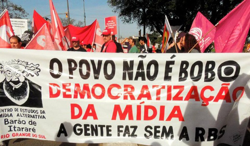 No afã de destruir o governo Dilma e obter o impedimento da presidenta, contra quem não cabe uma acusação sequer, a imprensa não hesita em destruir centenas de milhares de postos de trabalho, sabotando a economia do país