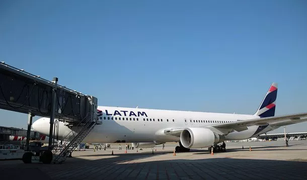 Latam se destaca no setor aéreo com sólida posição financeira