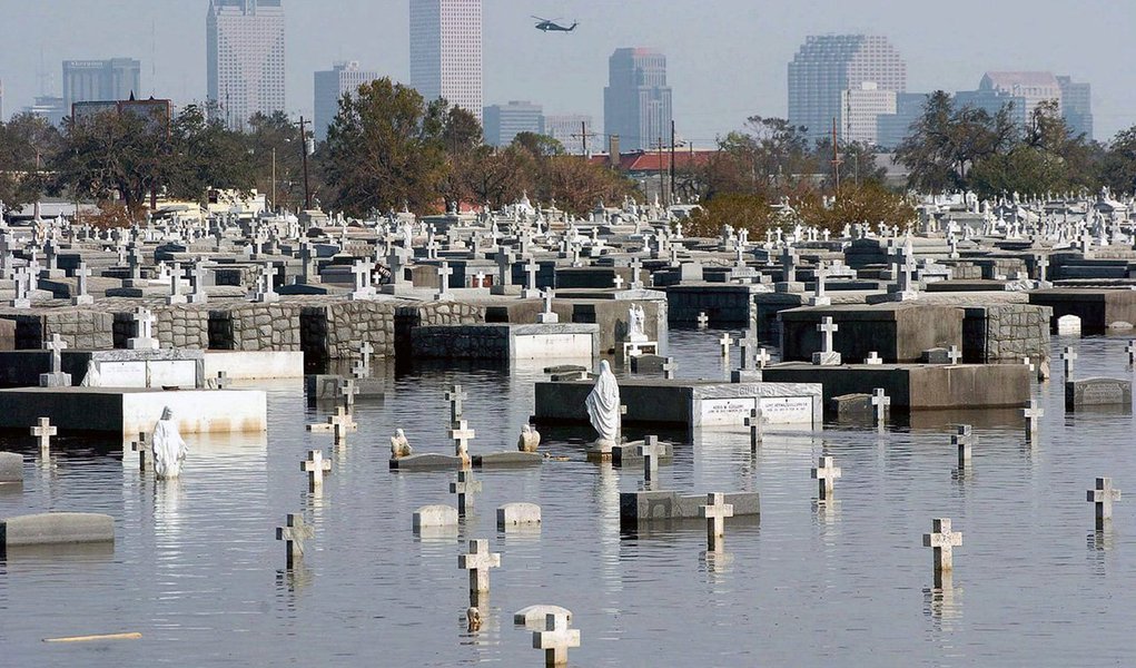 A cidade de Nova Orleans, nos Estados Unidos, lembrou os 10 anos da passagem do furacão Katrina; uma cerimônia em um cemitério homenageou 83 mortos e uma coroa de flores foi depositada por moradores e religiosos