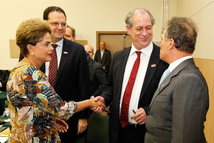 Em Fortaleza, Dilma voltou a se reunir com os nove governadores, agora discutindo a possibilidade de ampliar o apoio para a aprovação de nova CPMF como forma de injetar recursos no orçamento da Saúde