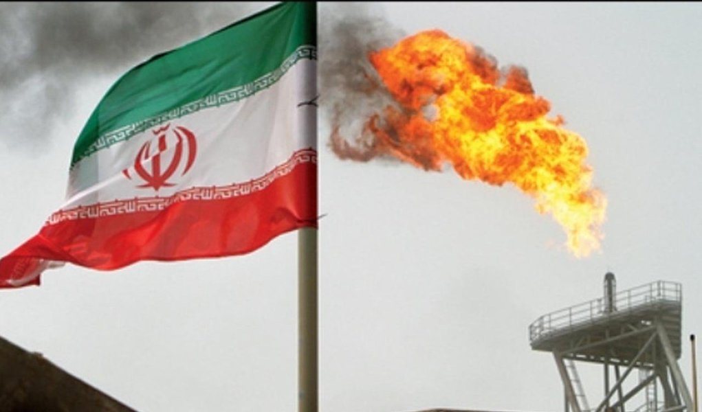 O Irã espera elevar a produção de petróleo em 500 mil barris por dia logo que as sanções sejam retiradas e em até um milhão de bpd em poucos meses, afirmou neste domingo, 2, o ministro do Petróleo, Bijan Zanganeh; ele disse que a produção bruta do Irã havia caído cerca de um milhão de barris diários, informou a televisão estatal; "Nos próximos meses, vamos voltar para o nível de 3,8 milhões a 3,9 milhões de barris", acrescentou