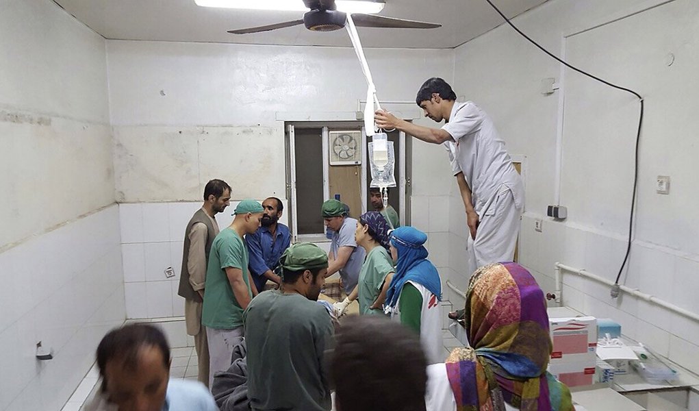 Organização disse estar trabalhando com a hipótese de que o bombardeio aéreo a um hospital da entidade na cidade afegã de Kunduz foi um "crime de guerra"; os Estados Unidos prometeram abrir uma investigação para apurar se o Exército norte-americano teve envolvimento no ataque que resultou em 22 mortos