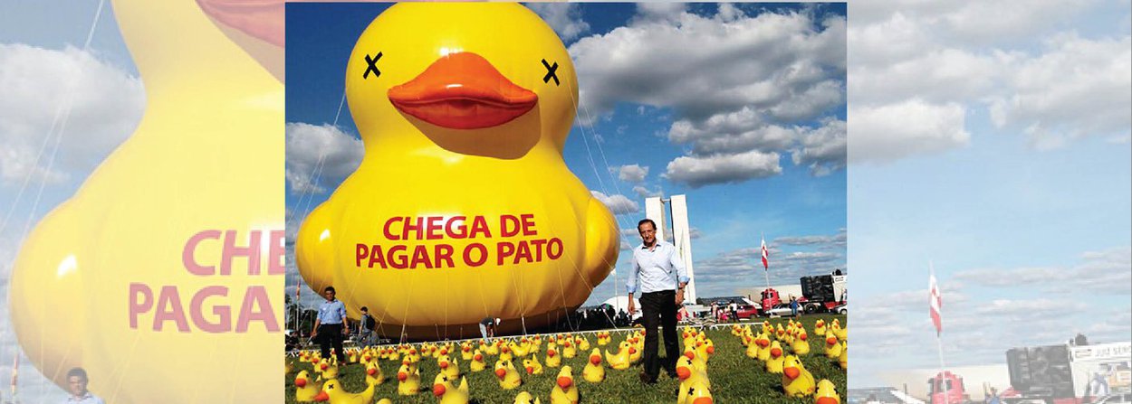No dia em que o PMDB rompeu com o governo da presidente Dilma Rousseff, a Federação das Indústrias do Estado de São Paulo (Fiesp), presidida por Paulo Skaf, instalou um pato gigante e 5 mil patinhos no gramado do Congresso Nacional, em ato pelo impeachment; para Skaf, o pato, da campanha "Chega de pagar o pato", representa o sentimento da sociedade