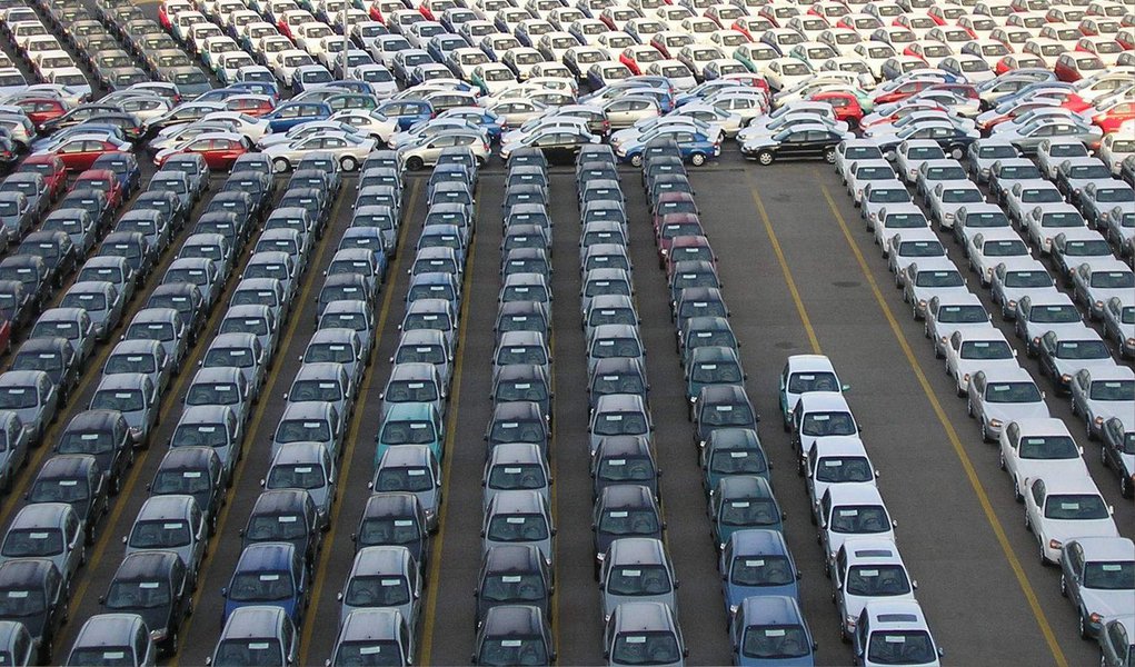 Segundo dado da Federação Nacional de Distribuição de Veículos Automotores (Fenabrave), as vendas de veículos novos no Brasil caíram 19,36% em junho, em comparação com o mesmo período do ano passado; no último mês, foram vendidos 212.526 mil unidades; a Fenabrave reduziu as previsões de vendas para o acumulado de 2015