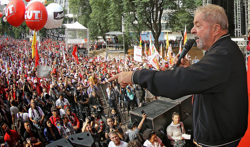 "Em julho de 2002, Lula tinha 33% em pesquisa do Ibope, contra 26% de Ciro Gomes. Oito ou nove pontos mais que hoje, sem ter passado por tantos abalos. Depois Serra cresceu, houve o segundo turno e Lula ganhou", analisa Tereza Cruvinel, em sua nova coluna no 247; "Da mesma forma, em 2006, quando concorreu à reeleição, depois da hecatombe do mensalão. Em julho Lula tinha 44% contra 27% de Geraldo Alckmin em pesquisa do Ibobe. Sendo presidente naquela época, sua posição não era assim tão melhor que a de hoje"; segundo Tereza, a corrida de 2018 nem começou e Lula "tem combustível para enfrentá-la"