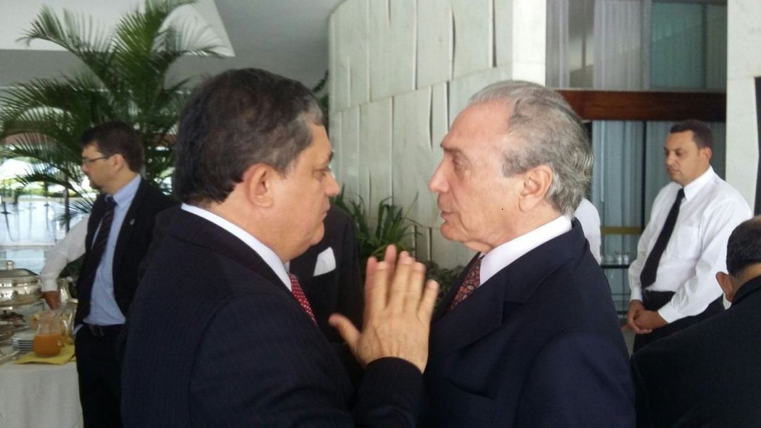 O deputado José Guimarães classificou de "ilações" as afirmações de Eduardo Cunha sobre a interferência do governo nas investigações da Operação Lava a Jato que o colocou no olho do furacão. Para o líder, a aliança do governo é com o PMDB e não com as pessoas 
