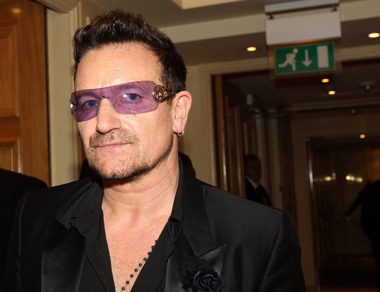 A banda U2 cantou em show no Arizona a música 'Pride (In the name of love)' em homenagem ao referendo que aprovou ontem (23) o casamento gay na Irlanda; o grupo irlandês está atualmente em viagem pela América do Norte com a turnê 'Innocence + experience tour'; vocalista do grupo, Bono comemorou o referendo: "Temos paz na Irlanda hoje! E de fato neste mesmo dia temos verdadeira igualdade na Irlanda"