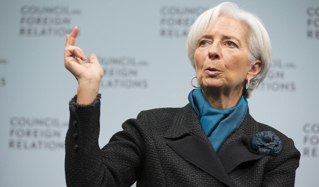 Diretora-geral do Fundo Monetário Internacional (FMI), Christine Lagarde, disse estar acompanhando de perto a situação na Grécia; "O FMI tomou nota do referendo que ocorreu ontem [dia 5] na Grécia. Estamos monitorando a situação de perto e estamos prontos para ajudar a Grécia se assim for pedido", disse
