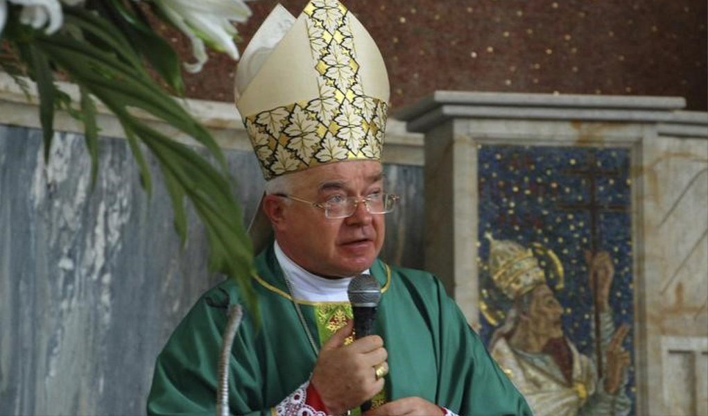 Jozef Wesolowski, ex-arcebispo e embaixador papal na República Dominicana, irá a julgamento acusado de pagar para fazer sexo com menores de idade e possuir pornografia infantil; julgamento deve começar em 11 de julho e será o primeiro feito com tais acusações dentro do Vaticano