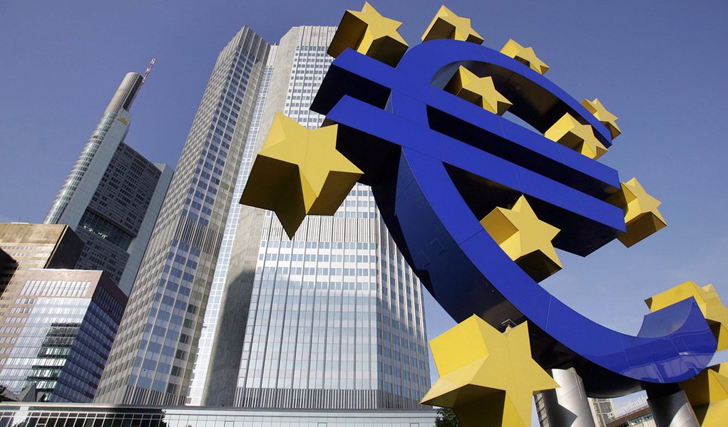  O Eurogrupo anunciou que vai se reunir nesta terça-feira (8), às 13h (hora local), em Bruxelas, para analisar o resultado do referendo de domingo (5) na Grécia, em que venceu o não; Eurogrupo espera que a Grécia apresente novas propostas aos credores internacionais; reunião dos ministros das Finanças da zona do euro, que já não terá a presença do ministro das Finanças, Yannis Varoufakis, que pediu demissão hoje, antecede uma reunião de cúpula extraordinária dos países da moeda única