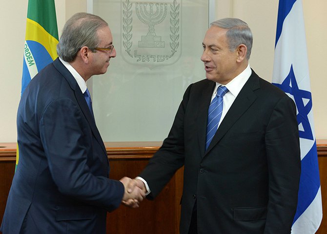 Cunha viajou a Israel para apertar bajulativamente às mãos do bandido Benjamin Netanyahu, o sionista ocupante do cargo de primeiro ministro e chefe do governo de Israel