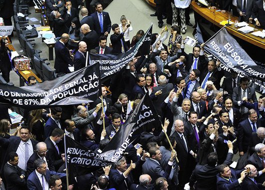 A redução da maioridade penal vem carimbada pelas bancadas da bala, da bíblia e do boi. A hipocrisia e o cinismo são o selo do projeto! Fizeram uma discussão nivelada por baixo